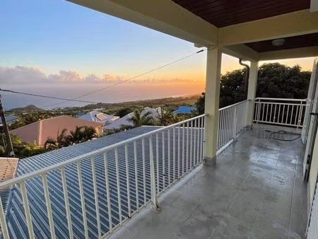 superbe f3 vue mer avec grand parking – petite-île