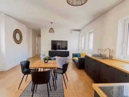 bel appartement meublé traversant de 75m2 avec possibilité parking privé et trois chambres