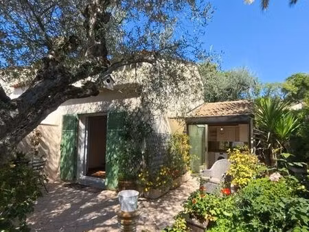 mougins parc saint-basile – rez-de-jardin avec mezzanine et jardin privatif