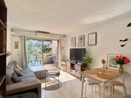 ? appartement 3 pièces dernier étage – vue dégagée – terrasse bois  piscines  parking  cav