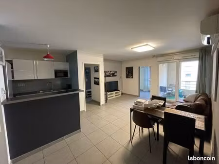 appartement meublé comprenant 1 chambre / 1 bureau / 1 place de parking