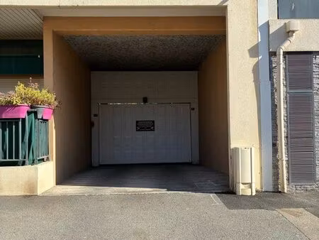 grand box 2 places fermées centre ville av des pignatieres