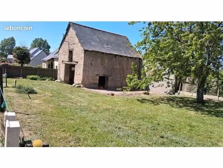 terrain à bâtir avec une grange en terre de 40m² au sol habitable