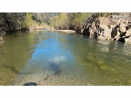 mazet au bord d'une rivière dans un coin de paradis (terrain de loisirs)