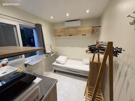 studette toute équipée derrière le martinez et la croisette