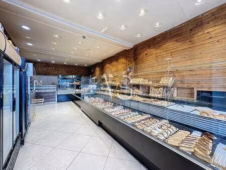superbe rez-de-chaussée commercial de +/- 200 m2 bruts !