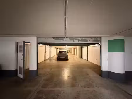 grand-place : parking agora -3  place dans un garage
