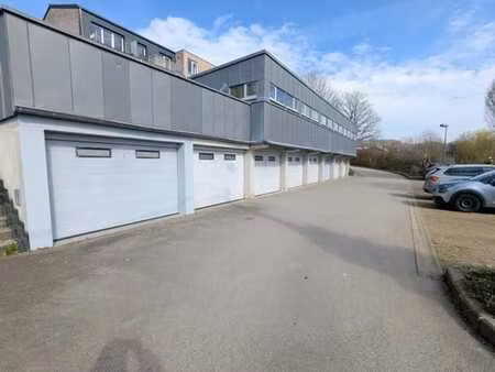 garages spacieux avec porte sectionnelle et élec. à stavelot
