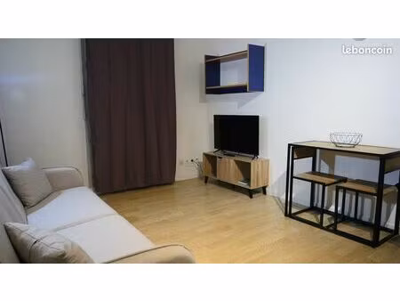 fontaine  studio meublé de 20m2 avec balcon et parking