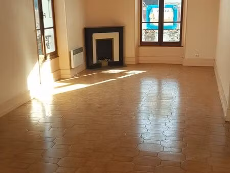 appartement très lumineux sur la place du village