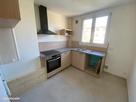 lons t4 avec 3 chambres  balcon  garage