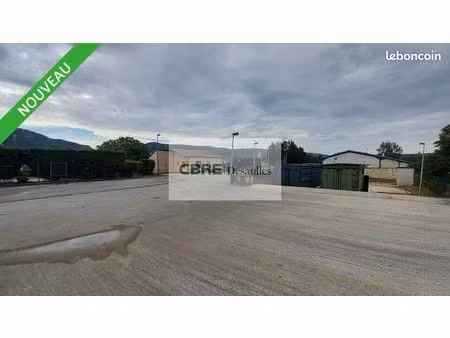 local d'activité 150 m²