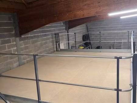 zone de stockage 25m2 ( en mezzanine)