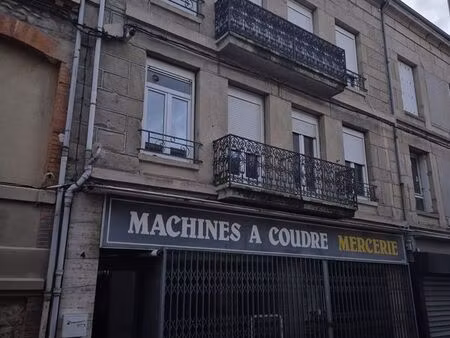 local commercial avec vitrine (mairie)