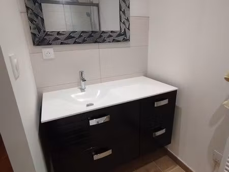 loue une chambre avec salle d' eau privative