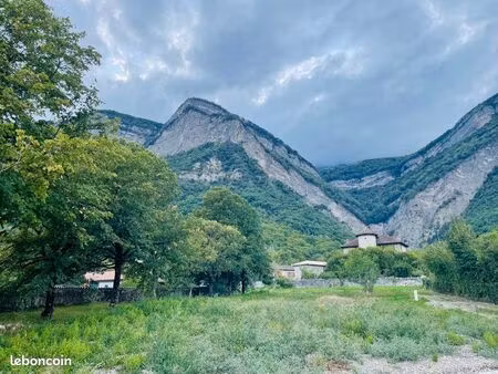 beau terrain viabilisé