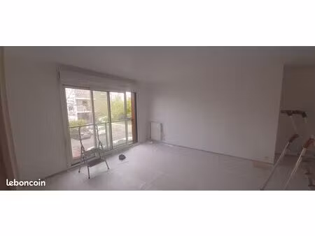 a louer t4  93 m² carrez. refait à neuf. résidence calme. 1er étage. exposition sud ouest 