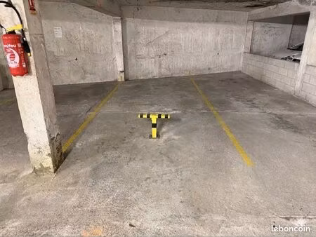 place dans parking couvert et clos