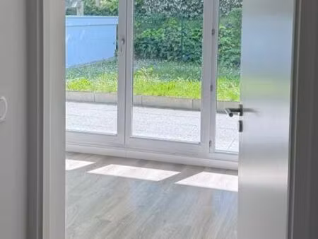 emplacement exceptionnel pour ce t2 avec jardin privatif