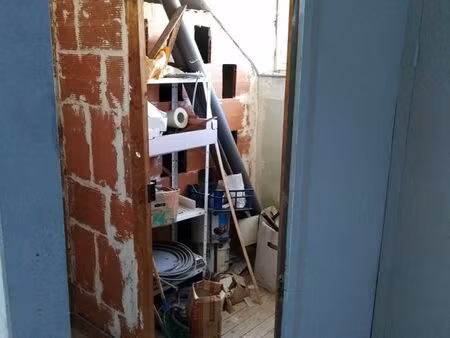 une pièce en plus local en grenier à deux pas du port