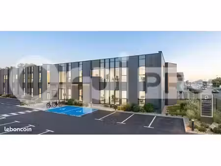 bureau 151 m²