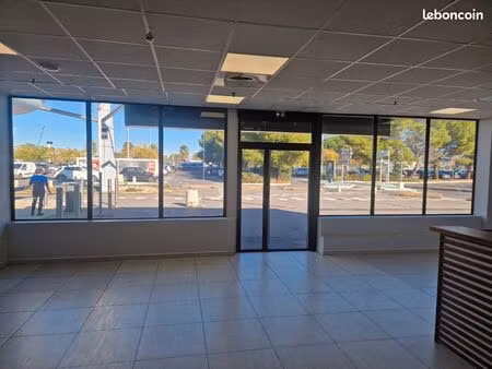 local commercial refait à neuf – idéal restaurant du midi avec grande terrasse et parking