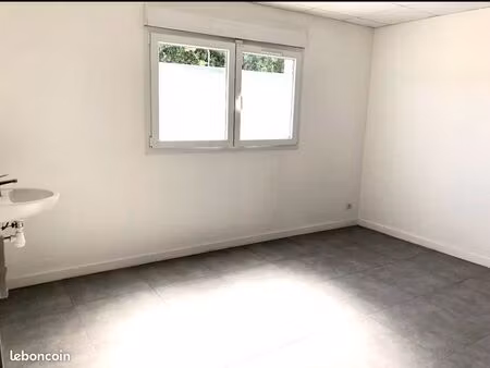 local professionnel 40 m² – pôle santé – vic-la-gardiole / mireval – parking