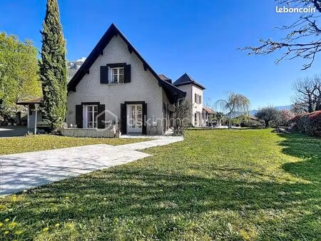 villa 7 pièces 213 m²