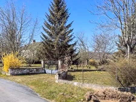 terrain constructible plat 2100 m²