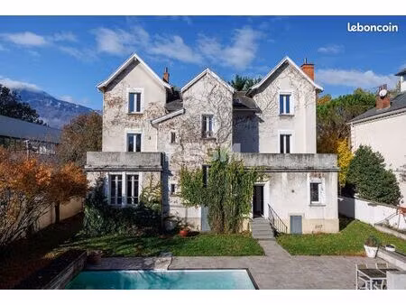 maison 8 pièces 260 m²