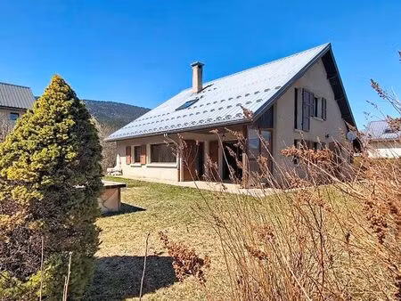 maison avec jardin arboré  garage et emplacement central à méaudre