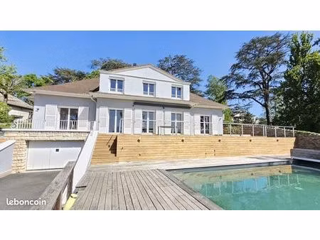 propriété 8 pièces 259 m²