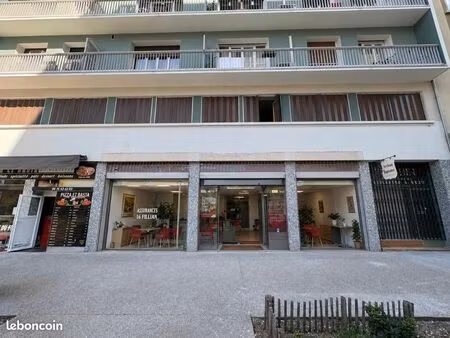 très beau local commercial 100m2 plus mezzanine de 35m2