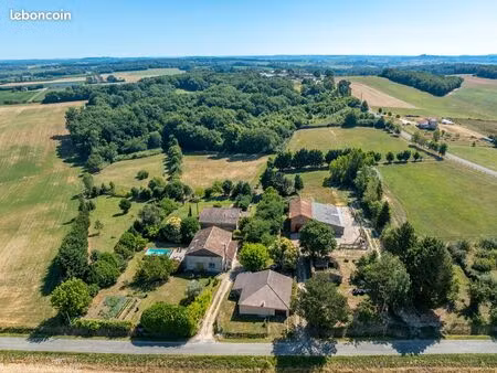 2 maisons  trois dépendances  sur 4 7 hectares en label bio