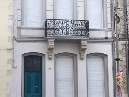 maison de caractère avec cour  garage et beaux volumes