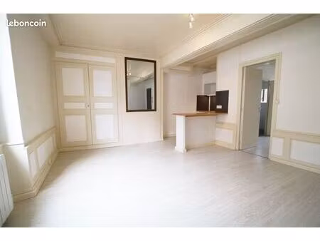 f2 centre montargis avec place de parking