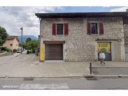 local commercial à louer – centre de bernin