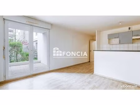 t2 avrillé avec terrasse & parking