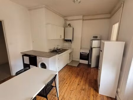 grand t2 meublé hyper centre dans immeuble ancien