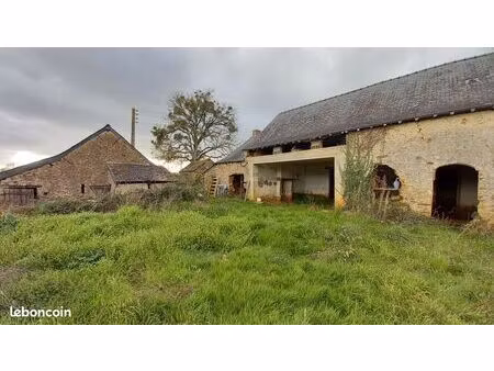 ancien corps de ferme abandonné