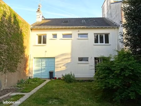 proche hôtel de ville et mer