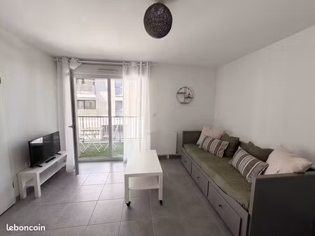 studio avec garage et balcon