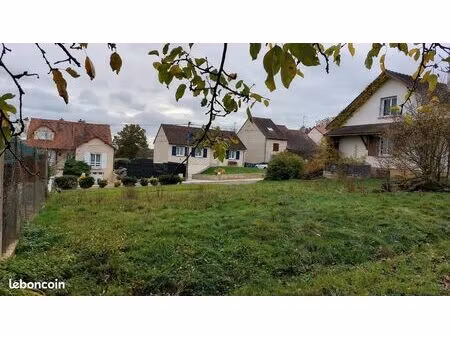 terrain à bâtir ■réseaux eau  électricité et fibre sur la route.■20m par 25m environ