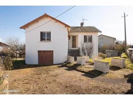 grande maison lumineuse sur hauteurs de brioude