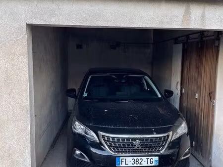 garage fermé dans une cour intérieure