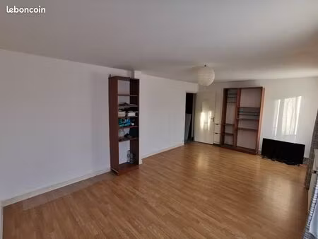 t3 de 69 m2 avec parking couvert ( bourgeonniere  hippodrome  facultés )