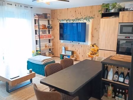 ? f2 entièrement rénové – balcon + parking