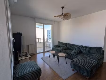 t2 46m² - 8ème étage avec balcon & parking - île de nantes