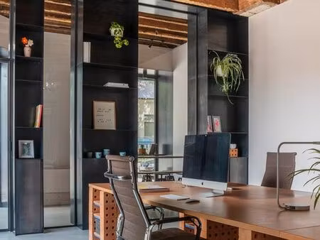place en coworking dans un bureau lumineux