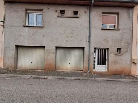 maison - travaux à prévoir - jardin - 2 garages dont 1 traversant la maison est située dan